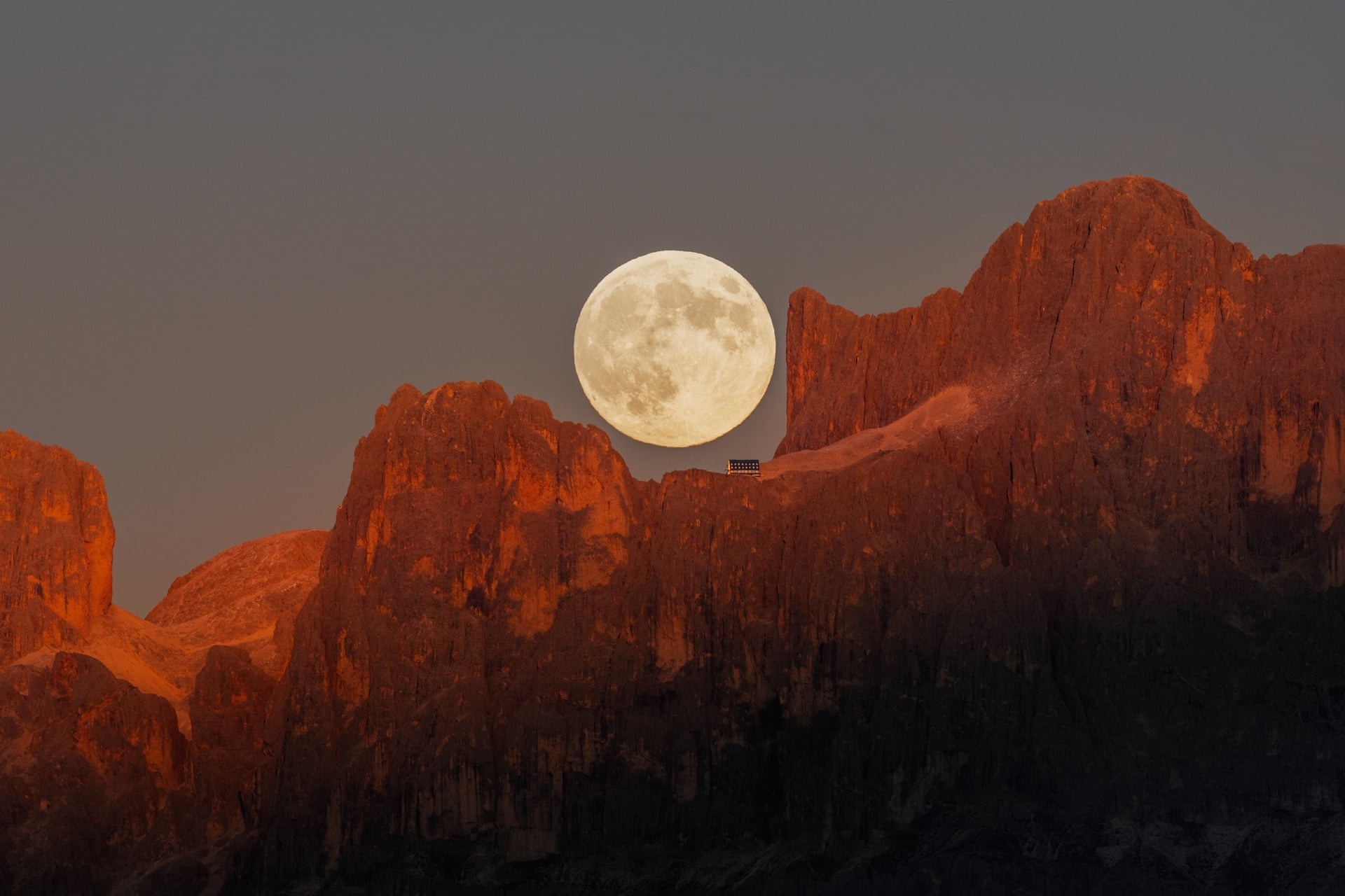 Солнечная бездна и&nbsp;огромная комета: 20 лучших фото с&nbsp;Astronomy Photographer of the Year&nbsp;2025